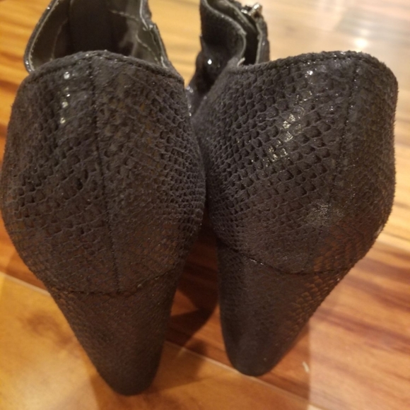 Aerosoles snakeskin shimmer zip booties. - Picture 4 of 8